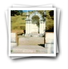 Cruzeiro comemorativo, no qual se lê uma inscrição