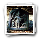 O símbolo do Deus Xiva: ao centro, a linga (divindade)