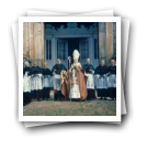 No adro da Catedral [de Santa Catarina], o patriarca das Índias Orientais, assistido pelo Cabido e pelos meninos do coro do Instituto D. Bosco, de Pangim, dá a bênção aos fiéis