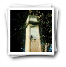 Obelisco com uma inscrição