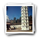 A característica torre hexagonal dos templos hindus