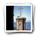 A grande cruz sobre as ameias da fortaleza [Praça do Mormugão]