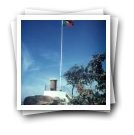 A bandeira portuguesa flutuando no ponto mais alto da ilha [de Angediva]