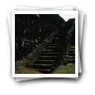 A escada que permite subir às muralhas e aos terraços [da fortaleza Praça do Mormugão]