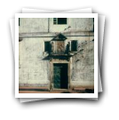 Pormenor da porta do convento de S. Mónica, onde se lêem legendas